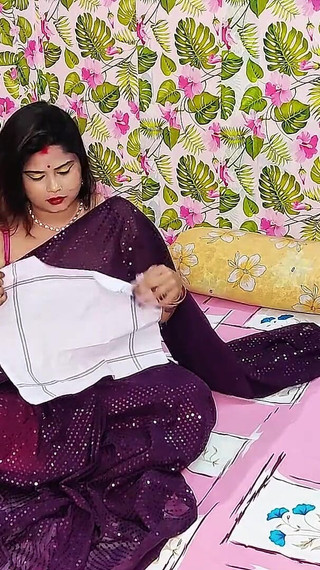 सौतेली माँ ने अपने सौतेले बेटे को कॉलेज बैग में सेक्स टॉय ले जाते हुए पकड़ लिया