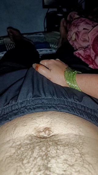 मेरी भाभी ने मेरे लिंग को हिलाया और उसमें से सारा पानी निकाल दिया