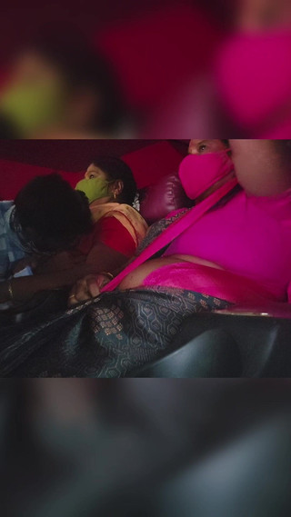 सिनेमा थिएटर मूवी टच स्तन तमिल हाउस वाइफ को चूसें