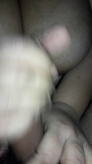 बीबीडब्ल्यू प्रेमिका अपने प्रेमी को हैंडजॉब और टिटफ़क दे रही है