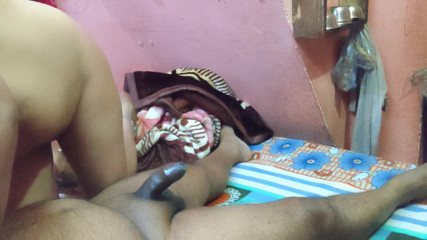 देसी भाभी अपने प्रेमी को चोद रही है