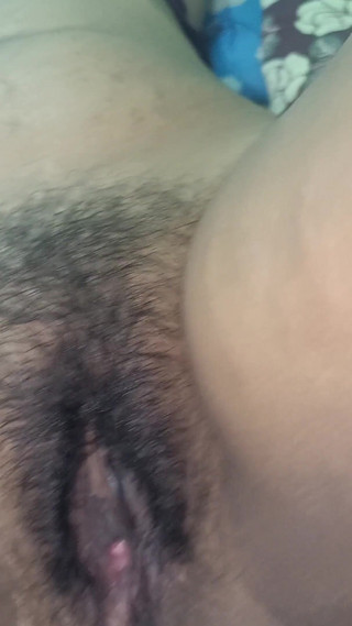 नए विवाहित जोड़े बिस्तर पर केले का उपयोग करके काल्पनिक रोमांस का आनंद ले रहे हैं