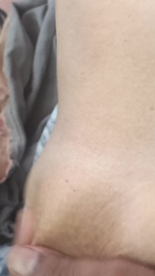 नए विवाहित जोड़े गीले पुंडई और प्यारे अंगूरों के साथ रोमांस करते हैं