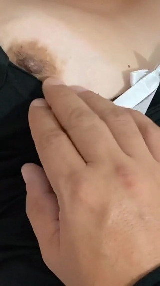 सौतेली माँ और अजीब सौतेला बेटा एक बिस्तर साझा करते हैं जबकि सौतेला पिता दूर है