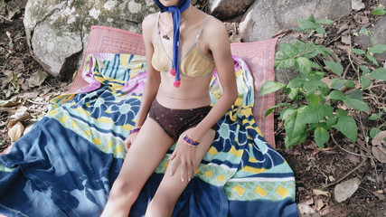 एक लड़की ओलिवा रेंज जंगल में अपने सौतेले भाई के साथ मुख-मैथुन और जोर-जोर से चुदाई कर रही थी