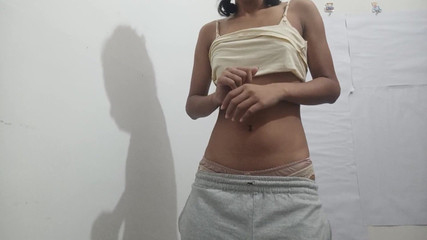 मैं इसे चूसता हूं और वह इसे मुझमें गहराई से ऊपर तक डाल देता है