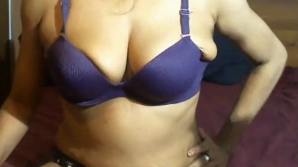 मिया व्हाइट वेबकैम पर भाग 2, लड़कों के लिए गीली रसदार बिल्ली के साथ बड़े स्तन दिखा रही है