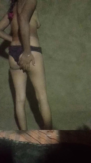 खूबसूरत भाभी रात में उंगली से सेक्स करती है