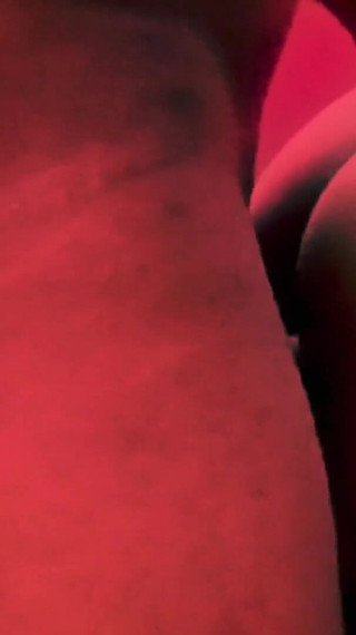 दोस्त ने अपनी पत्नी को दोस्त की पत्नी के साथ वन नाइट स्टैंड का मौका दिया