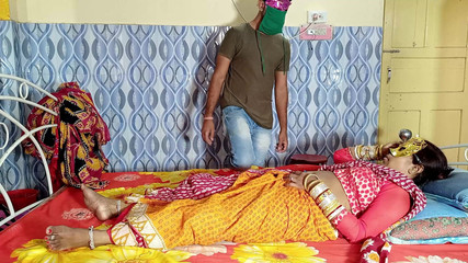 डॉक्टर XXX बेहतर इलाज के लिए क्लिनिक में अपने मरीज को चोद रहा है