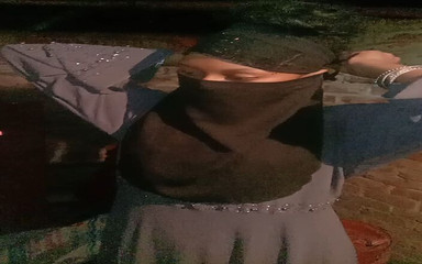 मेरी GF यहाँ कमरे में वर्दी खोल रही है