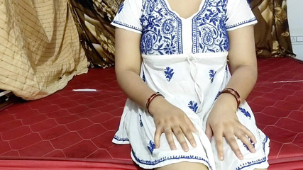 18 साल की भारतीय लड़की रश्मिका कामुक हो रही है और अपने सौतेले भाई से चुदाई करवा रही है