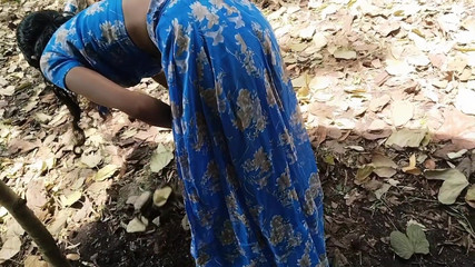 एक लड़की अपने सौतेले दोस्त के बड़े काले लंड को बहुत जोर से चूस रही है