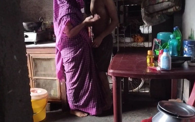 पड़ोसी गृहिणी मेरे साथ अकेले में चुदाई कर रही है