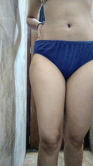 गर्म नाभि के साथ स्नान करती युवा कॉलेज लड़की की तंग बिल्ली