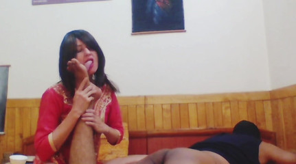 वह जानती है कि मेरे ऊपर हाथ कैसे चलाना है