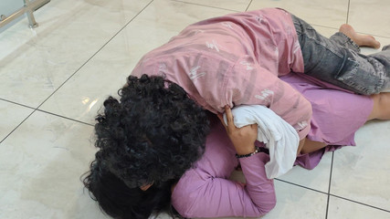 अजनबी लड़का एक अज्ञात लड़की के घर में प्रवेश करता है और हॉट लड़की के साथ गर्मागर्म चुदाई करता है