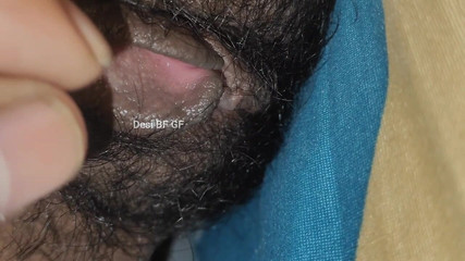 गर्लफ्रेंड की तंग बालों वाली चूत को खाना और जोर से चोदना और चूत को चूसना