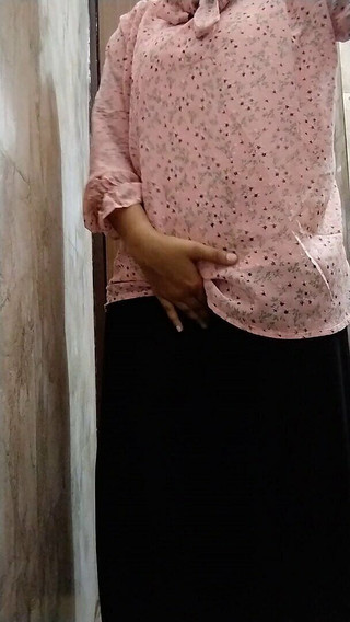 किशोर भाभी हस्तमैथुन का आनंद ले रही हैं