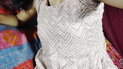 उसे लाल ब्रा और पैंटी में जादू दिखाया