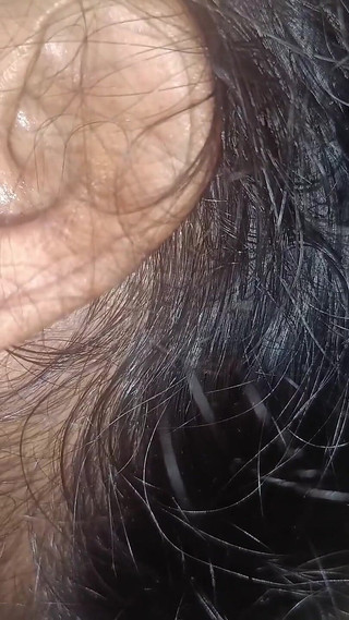 नवविवाहित जोड़े सुबह बिस्तर पर कॉफी रोमांस