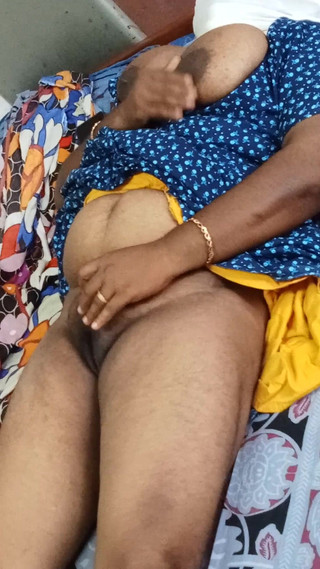 भारतीय गृहिणी शयन कक्ष फिंगर ईटिंग प्रदर्शन