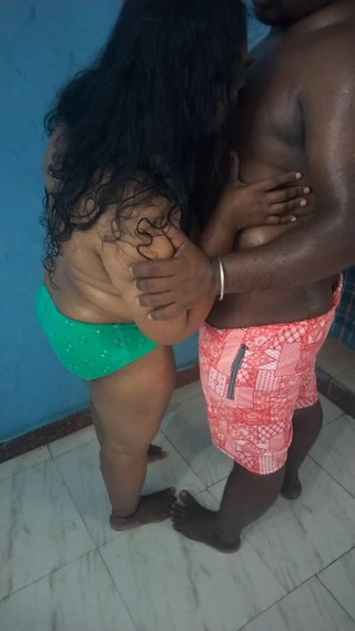 गर्म होंठ चुंबन और स्तन चूसना