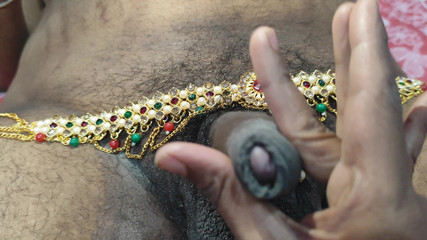 सेक्सी गृहिणी बेडरूम में सौतेले ससुर के साथ आनंद ले रही है