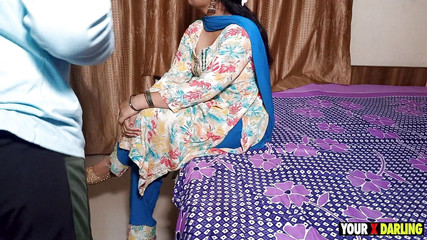 लड़के ने अपनी ढीली सौतेली चाची को अश्लील वीडियो दिखाने के ठीक बाद इसे चलाया।