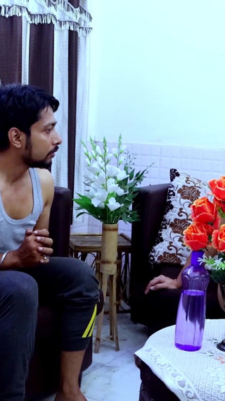 घर की मालकिन एक सेक्सी महिला है जो अपनी गीली चूत के लिए ताजा लंड की तलाश में है