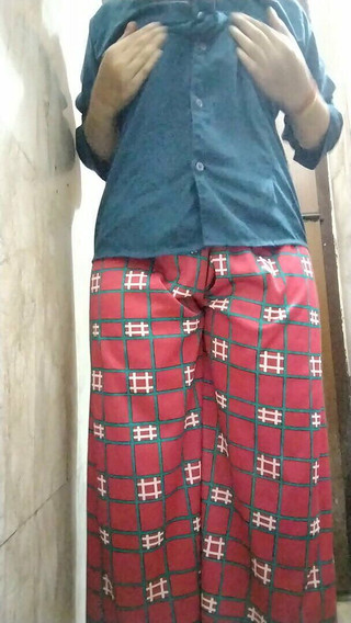 सौतेले भाई द्वारा स्नान करते हुए भारतीय पत्नी