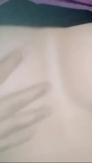 कामुक प्रेमिका अपनी बिल्ली और स्तन के साथ खेल रही है