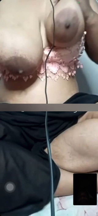 अकेली देसी गृहिणी अपने पति से दूर रहते हुए चुपचाप अपने प्रेमी के साथ हॉट वीडियो कॉल का आनंद ले रही है। उसके जंगली पक्ष को उजागर होते हुए देखें!