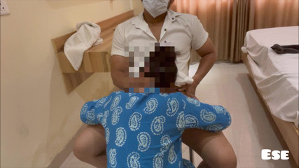 डॉक्टर महिला की मदद करता है और उसे चोदता है