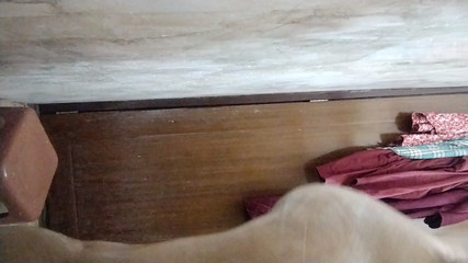 युवा गर्म नौकरानी घर पर स्नान कर रही है