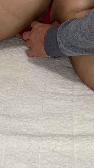 जब मैं उसकी बड़ी गांड की मालिश करता हूँ तो मेरी सौतेली माँ उत्तेजित हो जाती है