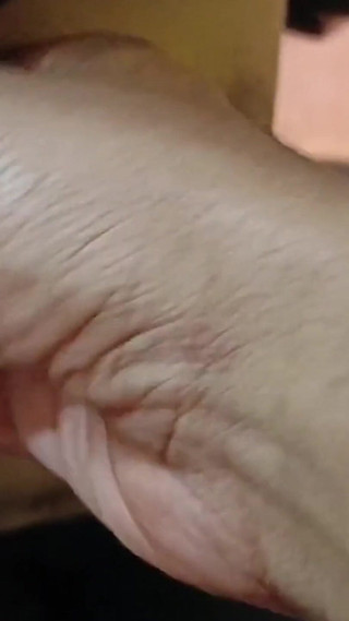 रूम क्लीनर ने हॉस्टल के कमरे में कॉलेज लड़की की चुदाई की