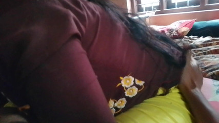 भारतीय गृहिणी अपने पति के लिंग को अपने मुँह में डालती है और उसे एक अच्छा मुख-मैथुन देती है