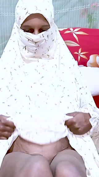 हिजाब पहने हुए पाकिस्तानी लड़की का फिंगरिंग वीडियो।