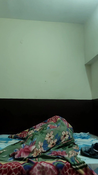 बेडरूम में चोरी-छिपे एन्जॉय करते प्रेमी जोड़े