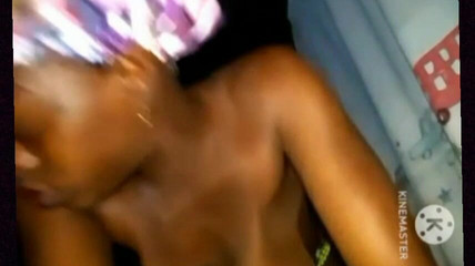 भारतीय लड़की शर्मीले अफ़्रीकी लड़के को चोदती है