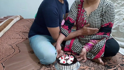 भारतीय सौतेली माँ के साथ जन्मदिन का जश्न