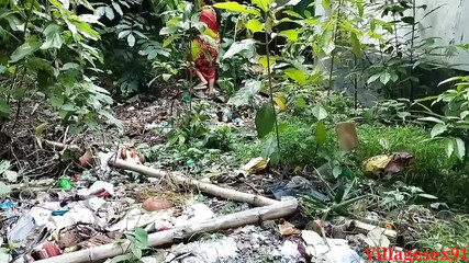 स्थानीय गांव की पत्नी आउटडोर में जंगल में सेक्स करती है