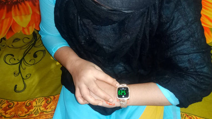 एक खूबसूरत लड़की के साथ अच्छा समय बिता रहे हैं