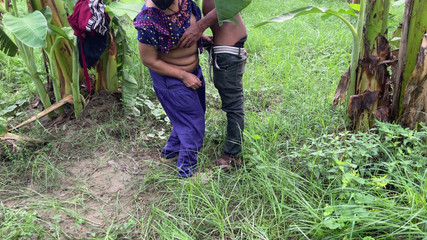 मैंने देखा कि मेरी सौतेली पत्नी केले के बागान की ओर जा रही है, मैंने उसका पीछा किया और उसे गले लगा लिया और बागान में ही उसकी चुदाई शुरू कर दी