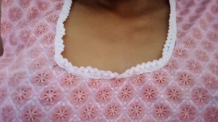 भारतीय भाभी अपने बड़े निपल्स दिखा रही हैं