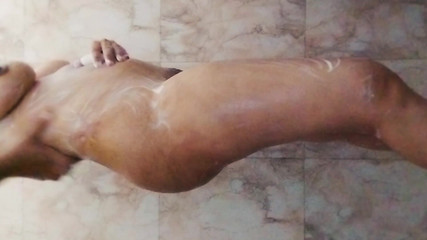 देसी वर्जिन लड़की अपनी चूत धोती हुई हस्तमैथुन करती हुई