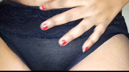 नई हॉट पत्नी स्तन और बिल्ली दिखा रही है