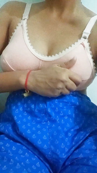 युवा लड़की कामुक हो रही है