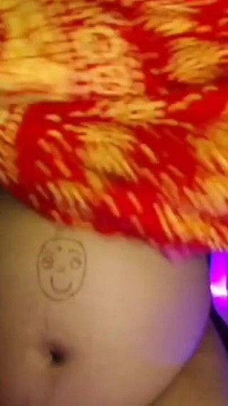 चूसना डिल्डो नग्न स्तन खेल